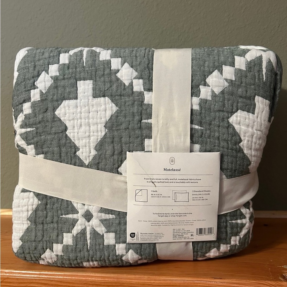 NWT Threshold Tree Pattern Matelasse Full Queen quilt set- Green and White - Picture 9 of 10